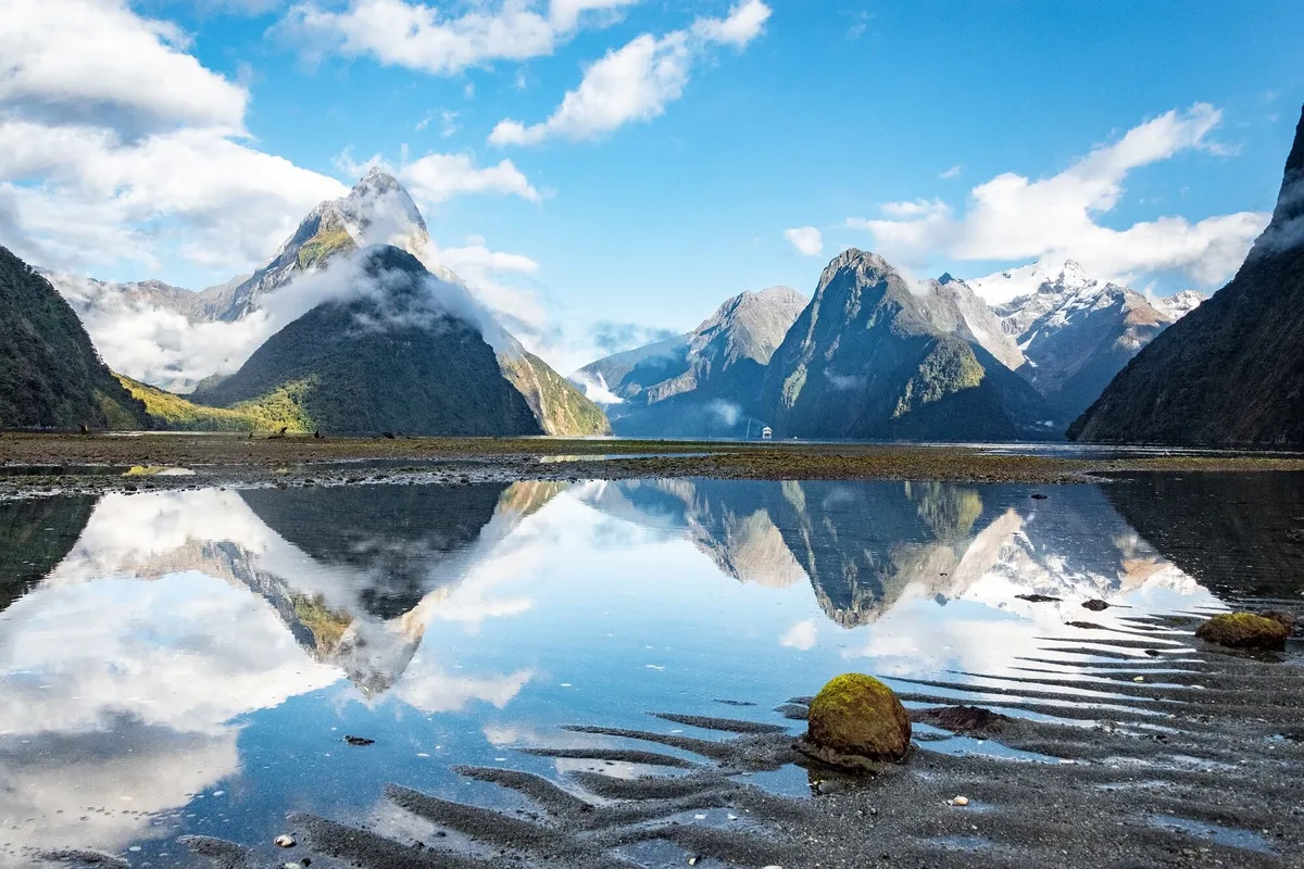 Pegunungan dan pantulan air di Milford Sound