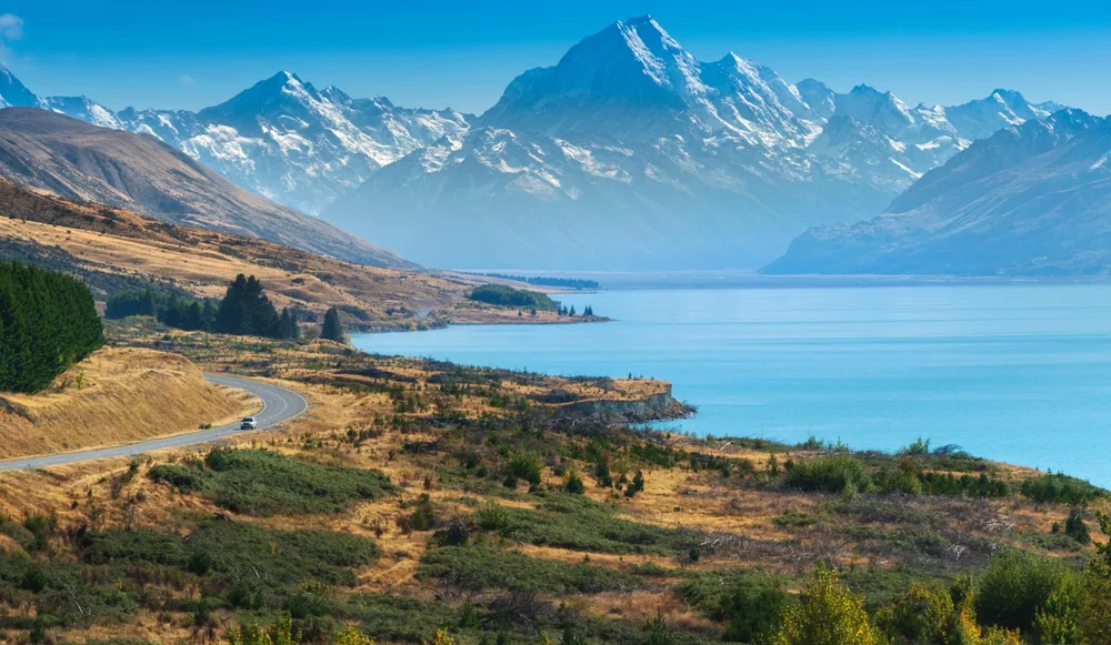 Jalan di sepanjang Lake Pukaki menuju Aoraki / Mount Cook